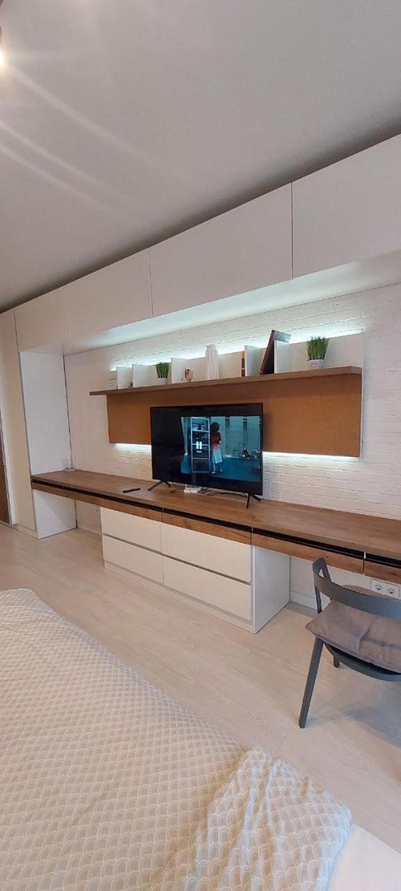 затишна, стильна студія біля виставкового центру Apartment